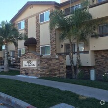 Building Photo - Centrally located 2 bed, 2 bath gated apar...