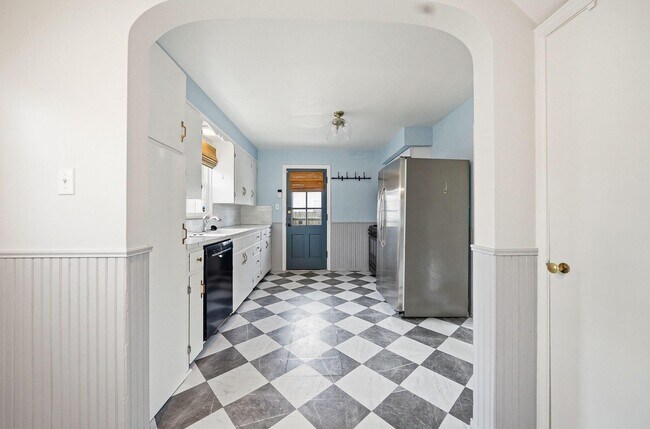 Building Photo - 532 N Drexel Ave