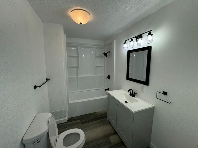 Building Photo - 4 BEDROOM HOME AVAILABLE NOW!!