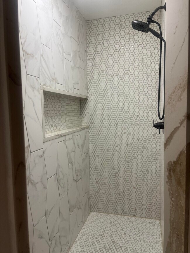 Building Photo - 648 E Maberry Dr