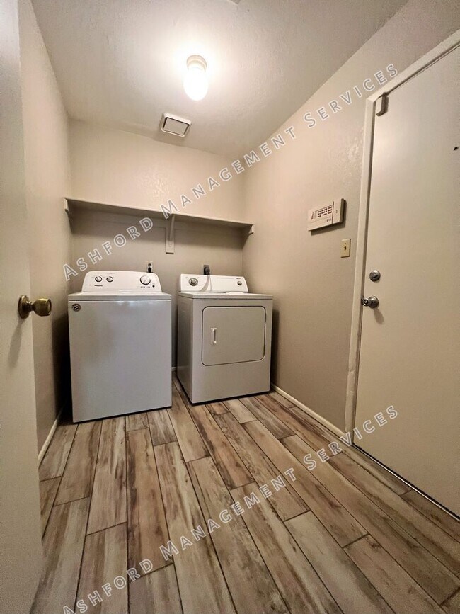 Building Photo - 3 BEDROOM 2 BATH IN HEART OF CHANDLER WITH...