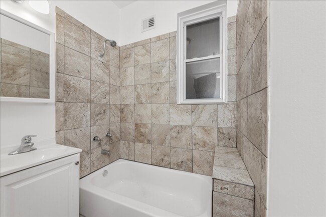 Building Photo - 1353 W Catalpa Ave