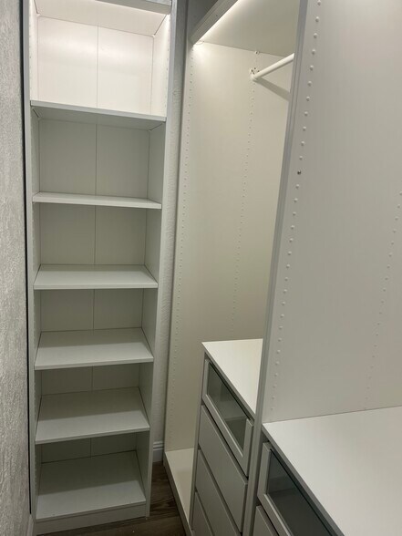 Walk-in Closet - 2924 Thunder Dr