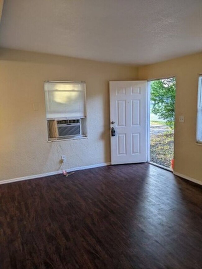 Building Photo - 2/1/ home in St. Pete