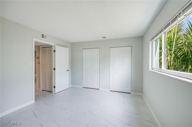 Building Photo - 3225 E Riverside Dr