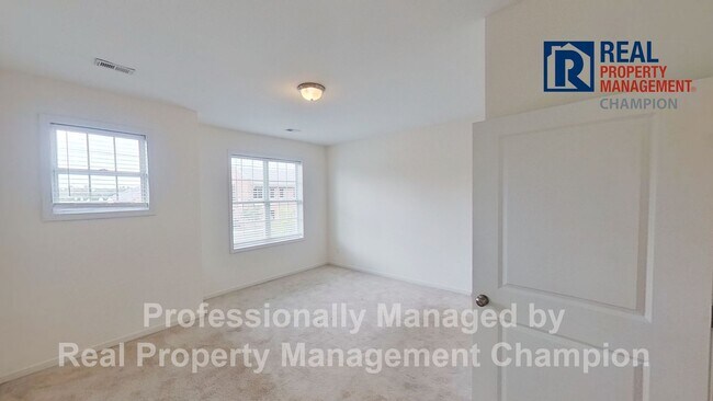 Building Photo - Fabulous Townhome in Heart of Leland