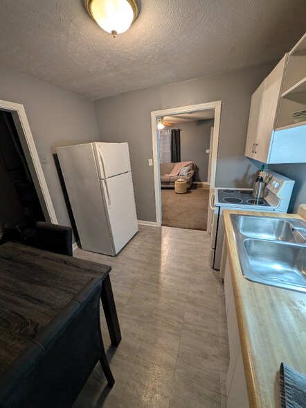 Building Photo - 860 Navaho Ave