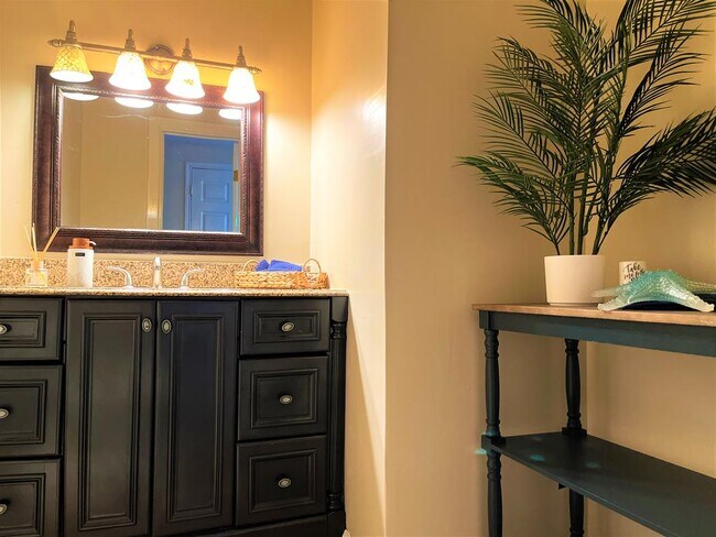 Building Photo - 602 N Shore Dr E