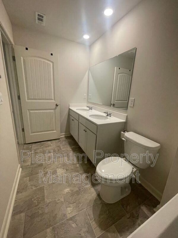 Building Photo - 551 Stoneybrook Dr