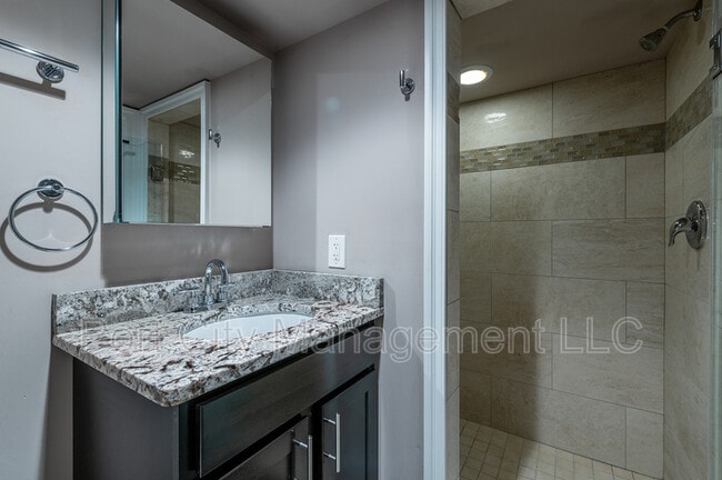 Building Photo - 724 S Ellwood Ave