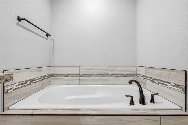 Building Photo - 14 Drew Ln