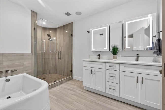 Building Photo - 922 N Shore Dr NE