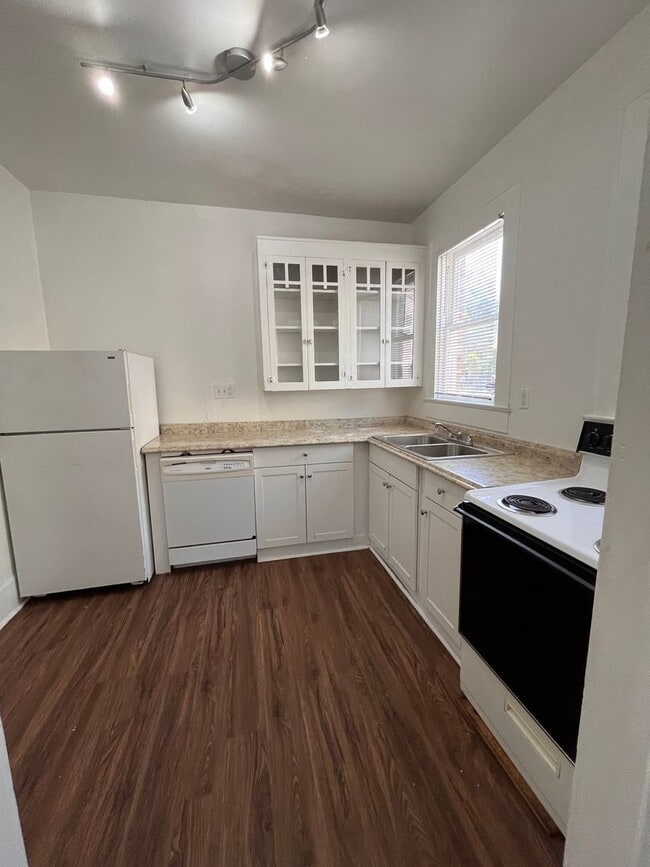 Building Photo - 3bed/1bath Duplex on West Campus