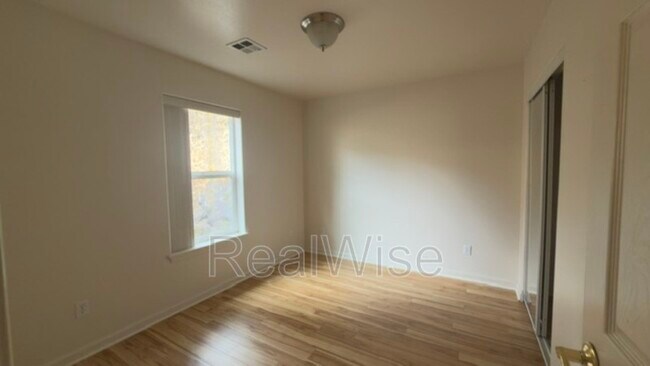Building Photo - 1384 NE Ridge Ave