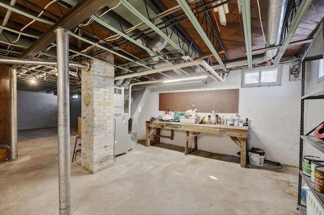 Building Photo - 514 W Lakeside St