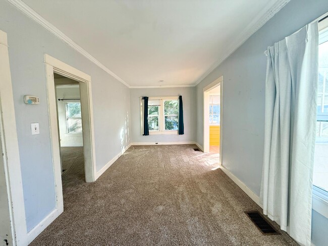 Building Photo - 1435 1/2 15th St N. - 1435 1/2 15th St N