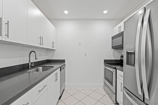 Building Photo - 9227 SW 87th Ave