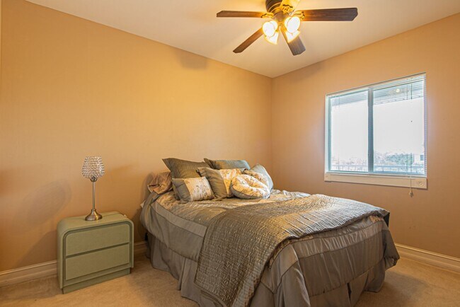 Building Photo - Peaceful Preserve-View Condo in Gated Blue...