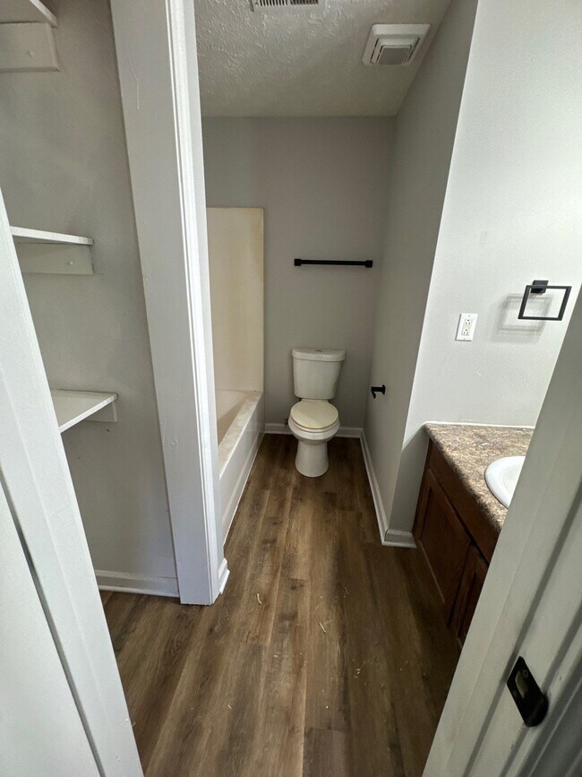 Building Photo - 811 Scott St