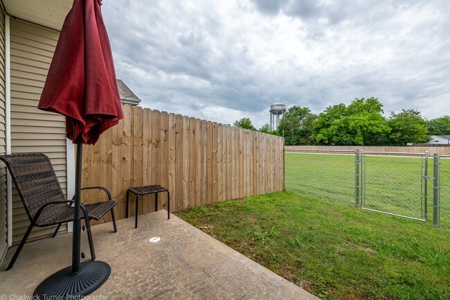 Building Photo - 2 Bedroom Duplex with Fenced In Backyard- ...