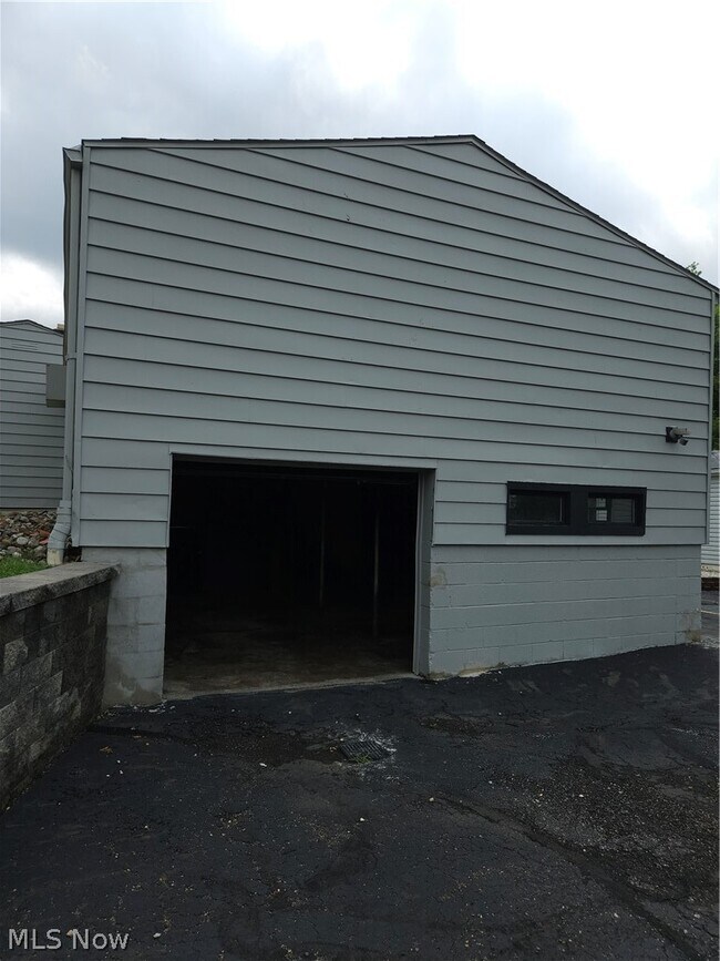 Building Photo - 4660 Darrow Rd