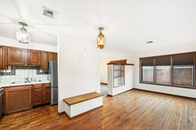 Building Photo - Inviting Studio in the Heart of Downtown S...