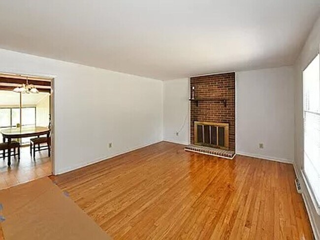 Building Photo - Discover the perfect blend of comfort and ...