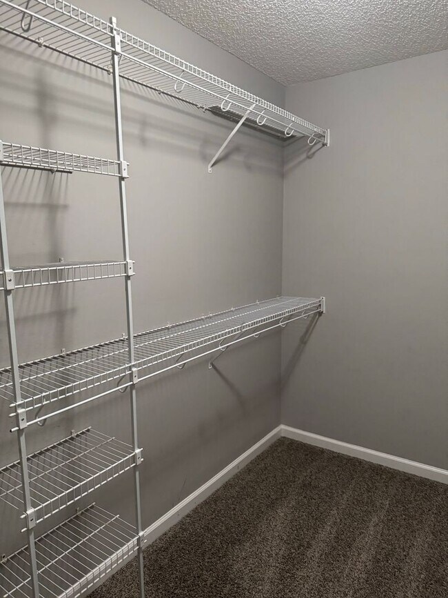Building Photo - Almost 2000 sq.ft! Super Nice & Clean! 3 B...