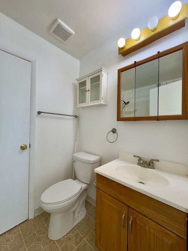 Building Photo - Charming 2 Bedroom/1.5 Bathroom Home in Randallstown, MD!