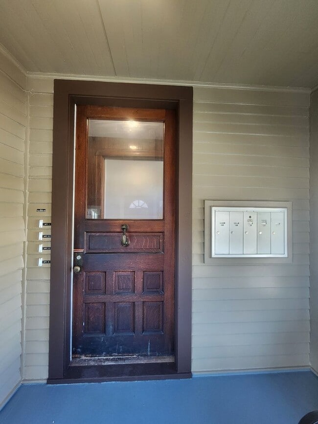 Building Photo - 1BR Unit - Freshly Remodeled