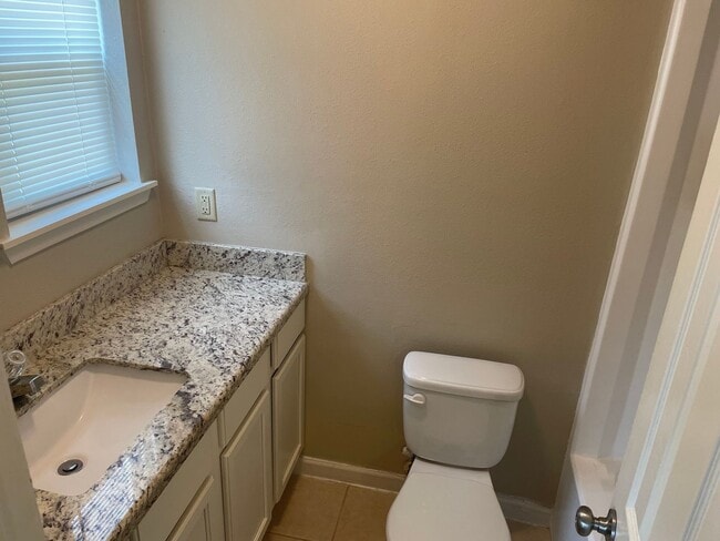 Building Photo - AUGUST 2026 PRE-LEASE  Spacious Updated 2 ...