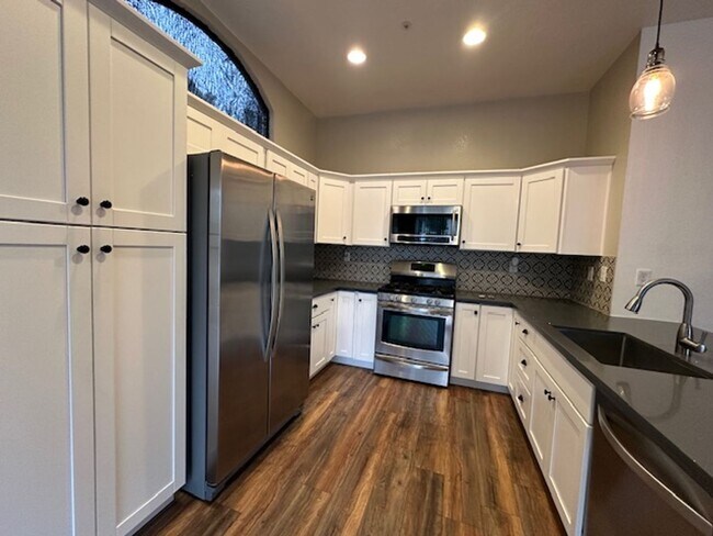 Building Photo - 888 Browning Cir