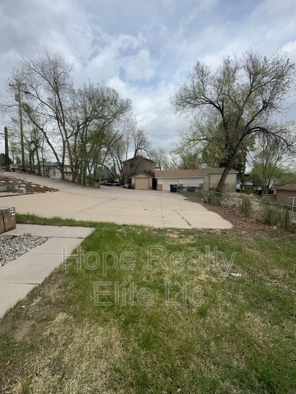 Building Photo - 1227 N Chestnut St