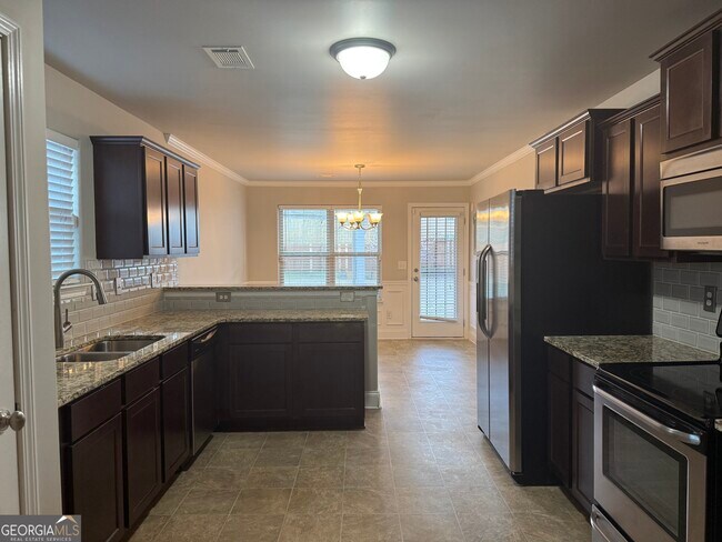 Building Photo - 125 Leland Ln