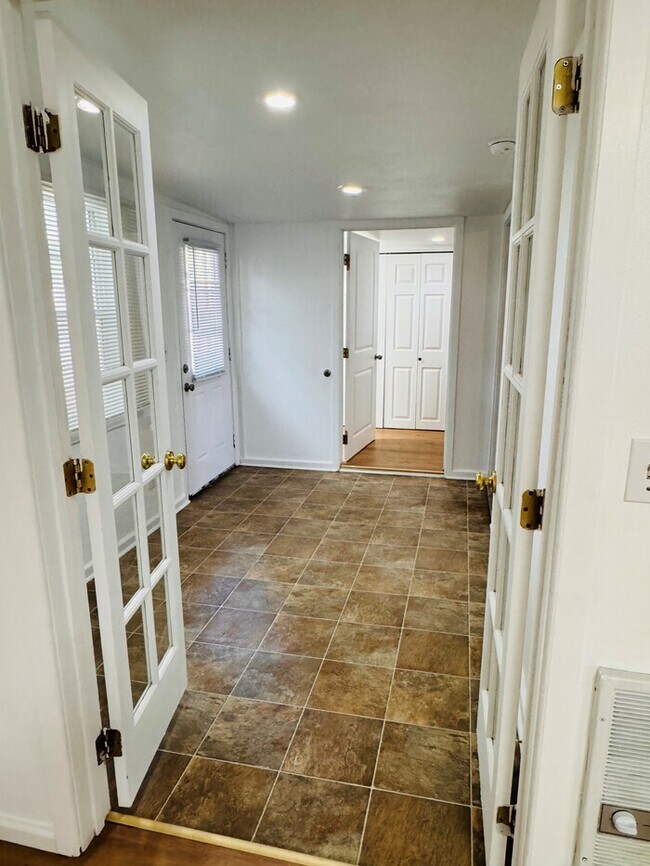 Building Photo - Charming Home w/Fenced Yard, Garage, W/D, Great Location, and More!