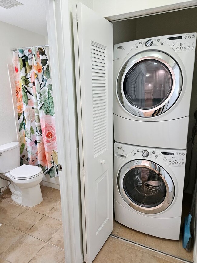 Building Photo - Seasonal Short-Term 2 Bedroom 2 Bathroom 2nd Floor Condo in Estancias of Capri Isles!