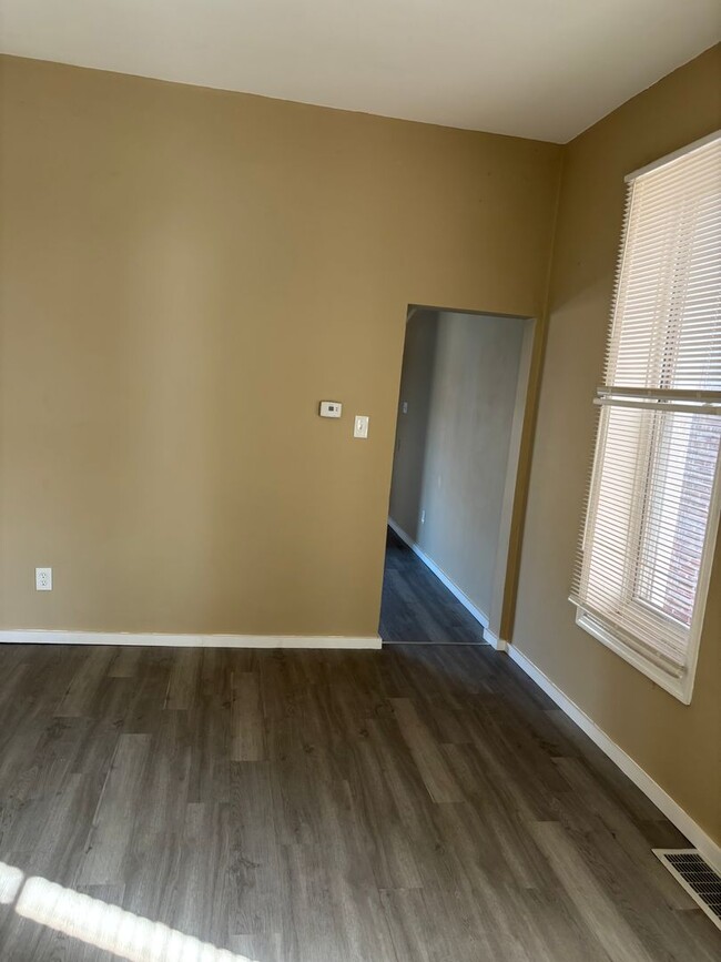 Building Photo - 2 Bedroom, 1 Bath House