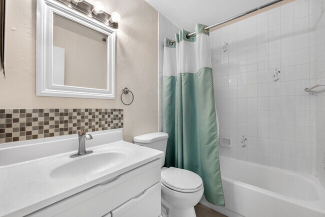 Building Photo - 2 Bedroom 2 bath Pool Home in Naples park