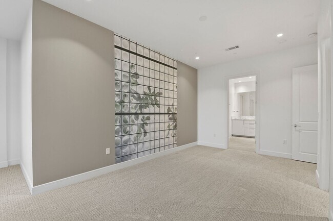 Building Photo - Stunning high rise unit in the affluent River Oaks District!