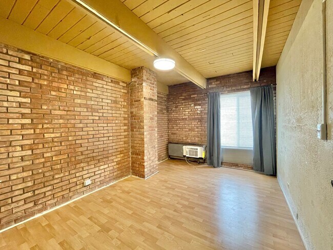 Building Photo - 806 S Loomis St