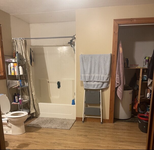 Shared bathroom - 1912 Barkley Rd