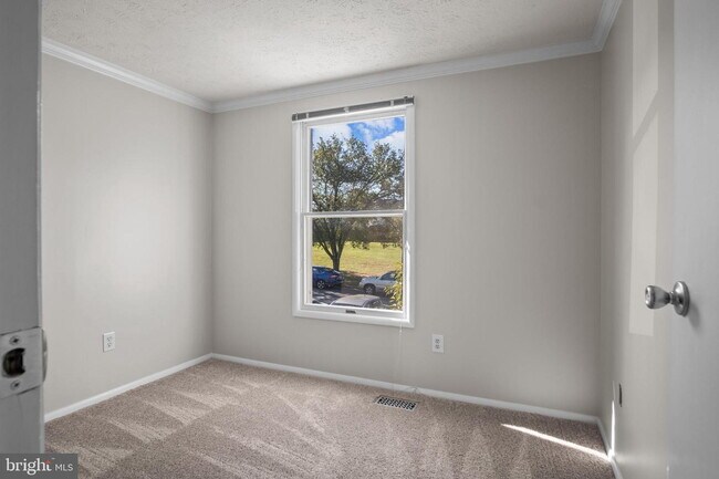 Building Photo - Conveniently Located Townhouse with Versatile Living Spaces