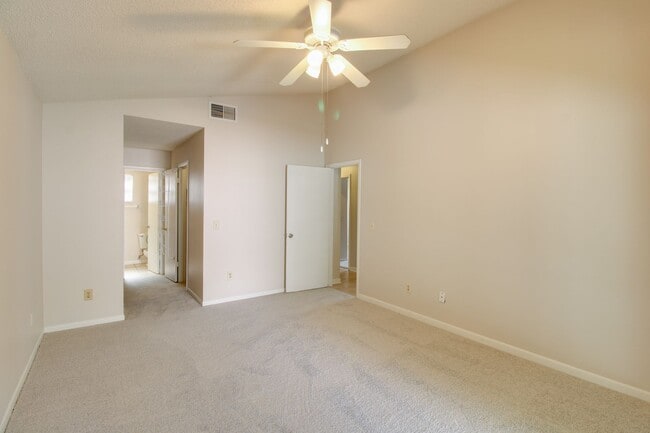 Building Photo - 754 Forest St