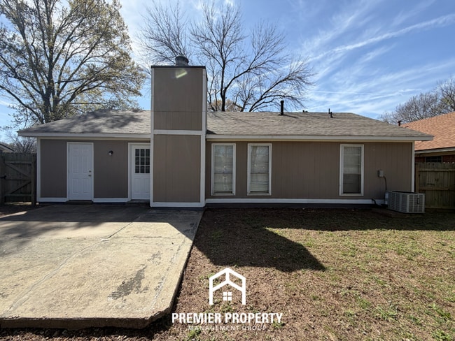 Building Photo - 3-Bedroom Single-Family Home for Rent in Memphis, TN - Vaulted Ceilings & Fenced Backyard