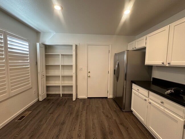 Building Photo - Adorable single story, 3 bedroom, 2 bath h...