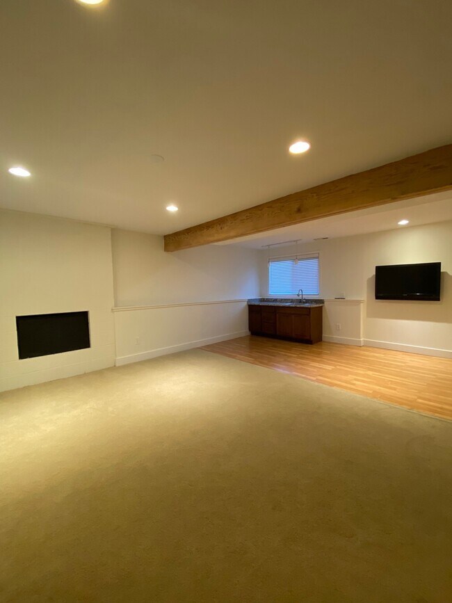 Building Photo - 1016 NE 105th St