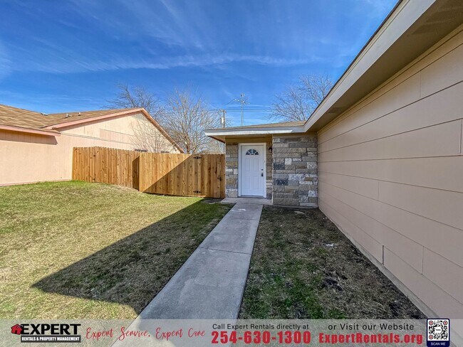 Building Photo - 2 bedroom/ 1 bath with one car garage.