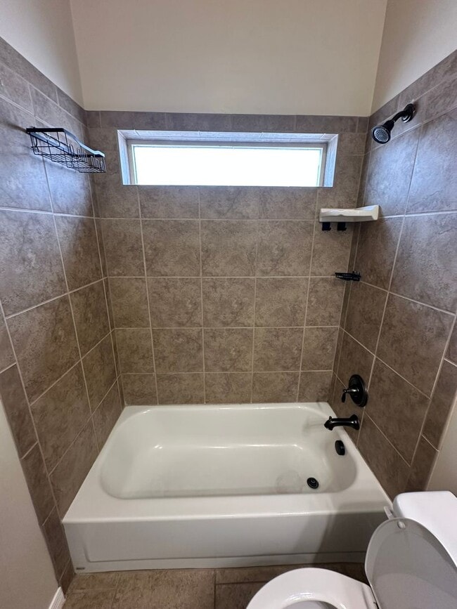 Building Photo - 3 Bed 2 Bath Home
