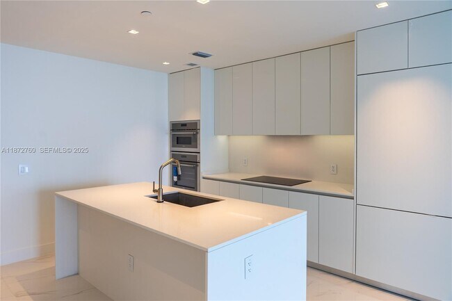 Building Photo - 700 NE 24th St