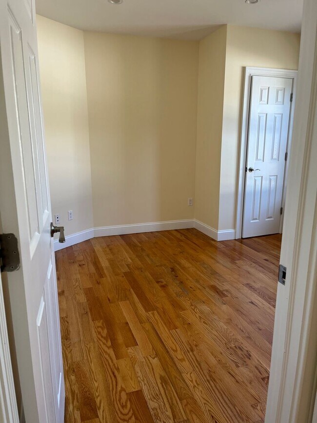 Building Photo - Newly Remodeled Large 3 Bedroom in Quiet 3 Family Home